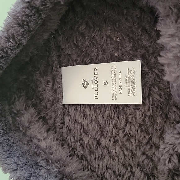 Plush pocketed pullover.  Gray. Small - Picture 5 of 6